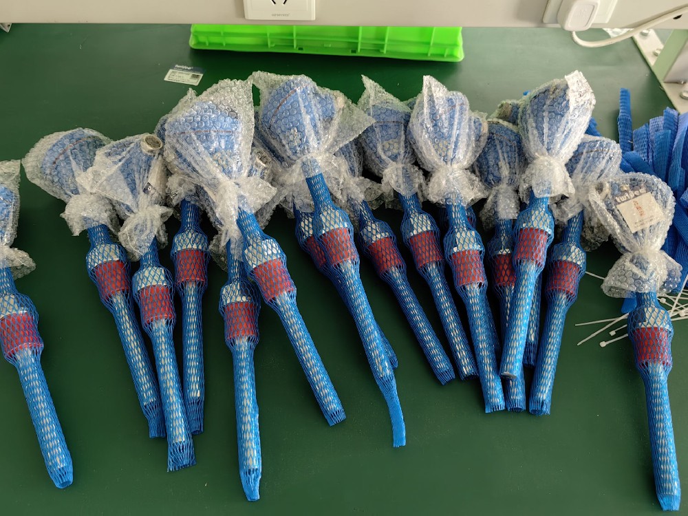在工业自动化中，热电阻是若何与节造系统集成的，以实现温度节造和监测？