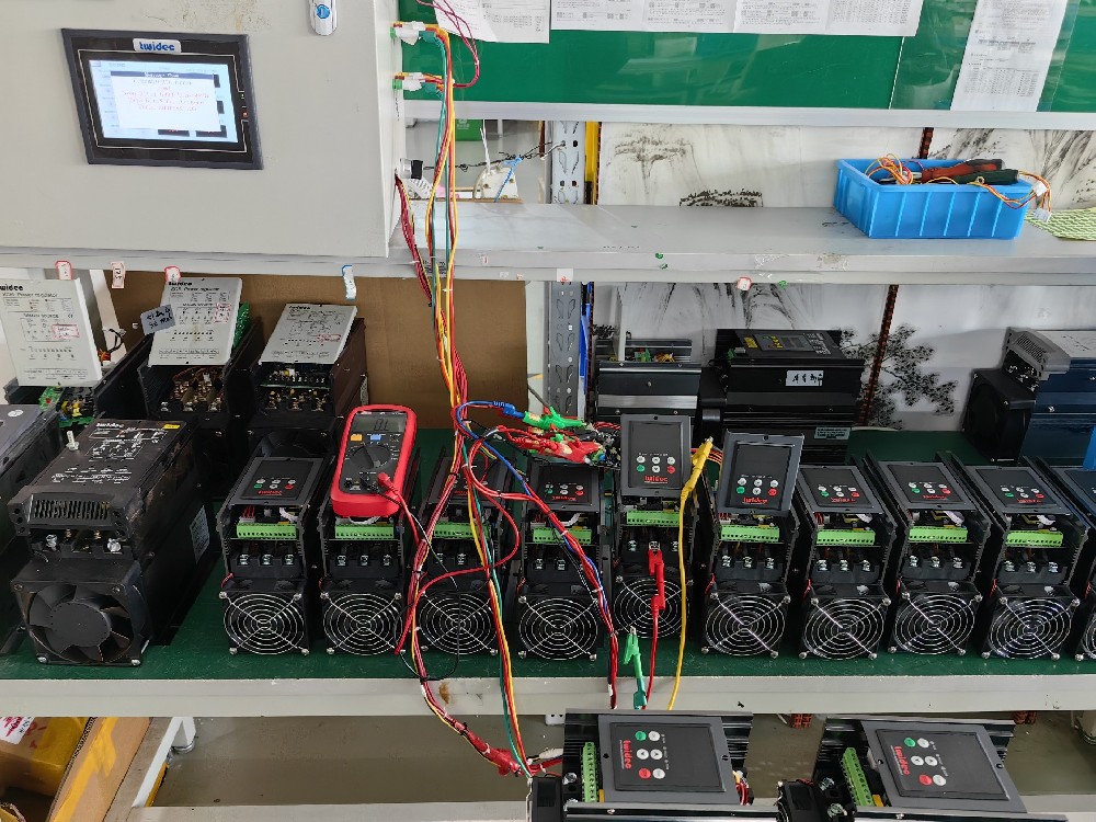 当电力调整器必要频仍切换工作模式时，响应功夫过长影响出产效能，怎么优化设置来加快切换速度？