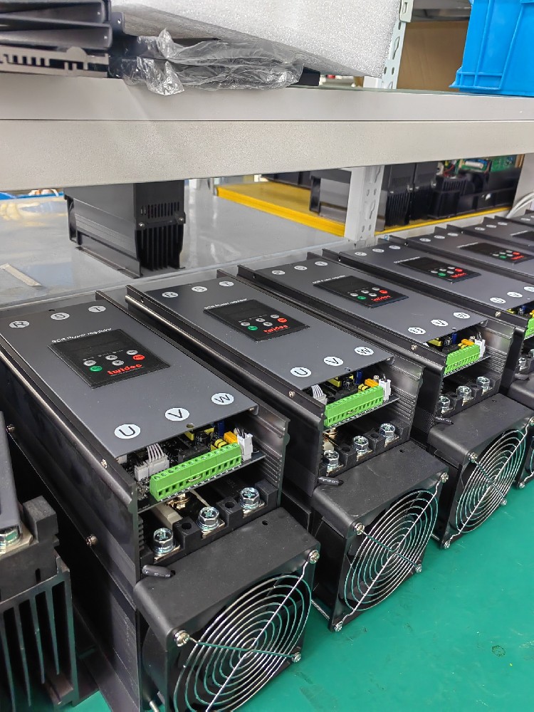 给电力调整器建设的保险丝频仍熔断，怎么判断是设备过载还是保险丝规格不合？